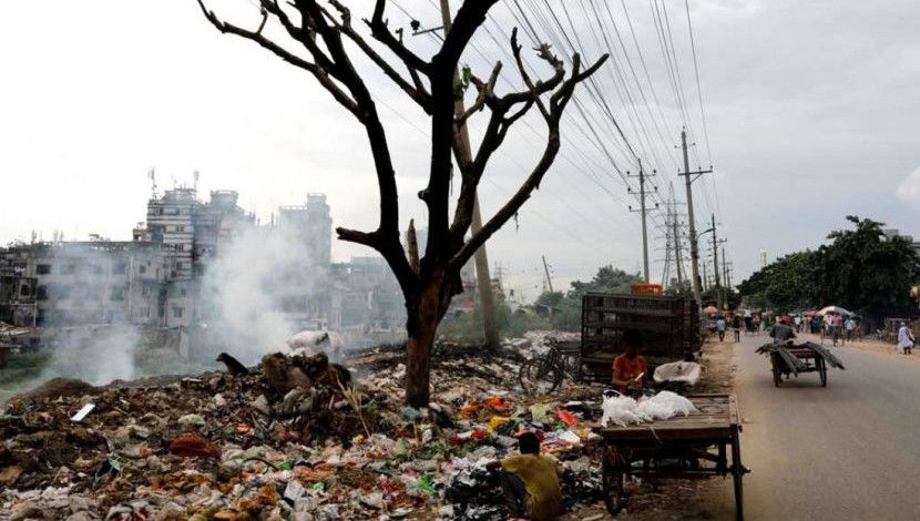 রাজধানীর লালবাগ, ইসলামবাগ ও হাজারীবাগ এলাকায় বুড়িগঙ্গা নদীর আদি চ্যানেলসহ নদীর পাড় ঘেঁষে ময়লা–আবর্জনা ফেলে বানানো হচ্ছে ময়লার ভাগাড়। ইসলামবাগ, ঢাকা, ছবি: হাসান রাজা