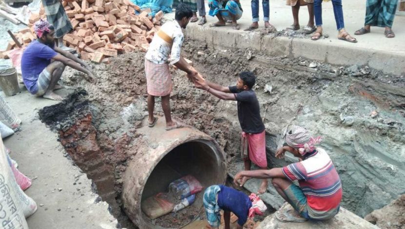ঢাকা দক্ষিণ সিটি করপোরেশনের উদ্যোগে রাজধানীর বঙ্গবাজারে চলছে রাস্তার উন্নয়ন কাজ। ঢাকা, ছবি: আলী হোসেন মিন্টু