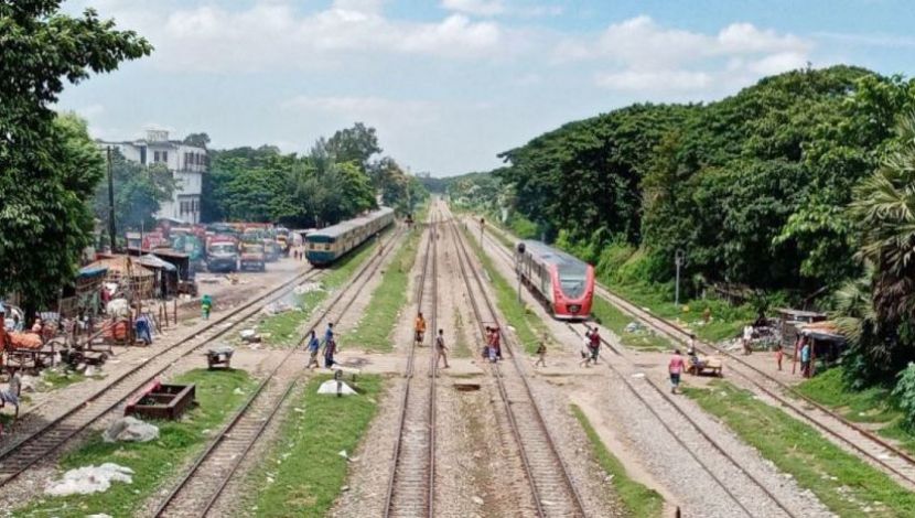 নগরীর দেওয়ানহাট ব্রিজ এলাকায় ঝুঁকি নিয়ে রেললাইন পাড় হচ্ছে মানুষেরা। চট্টগ্রাম নগর, চট্টগ্রাম, ছবি: মোহাম্মদ হেলাল উদ্দিন সিকদার