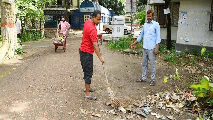 দীর্ঘ ১৮ মাস বন্ধ থাকার পর আগামীকাল খুলছে শিক্ষাপ্রতিষ্ঠান। তাই আঙিনাসহ আশপাশ পরিষ্কার-পরিচ্ছন্ন করা হচ্ছে। ছবি: পিআইডি