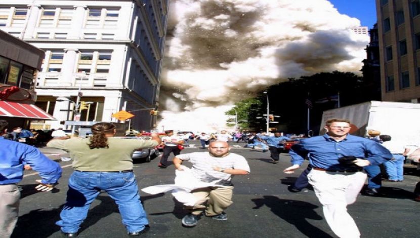 হামলার পর টাওয়ারটি ধসে পড়তে দেখে পথচারীরা দৌড়ে এলাকা ছেড়ে যেতে থাকেন। ছবি: ডগ ক্যান্টার