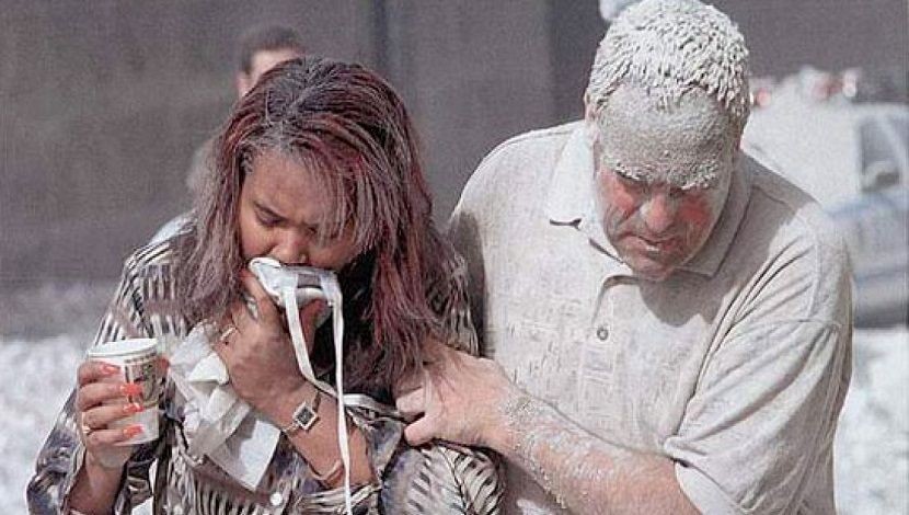 হামলার পর টাওয়ারটি ধসে পড়তে দেখে পথচারীরা দৌড়ে এলাকা ছেড়ে যেতে থাকেন। ছবি: ডগ ক্যান্টার