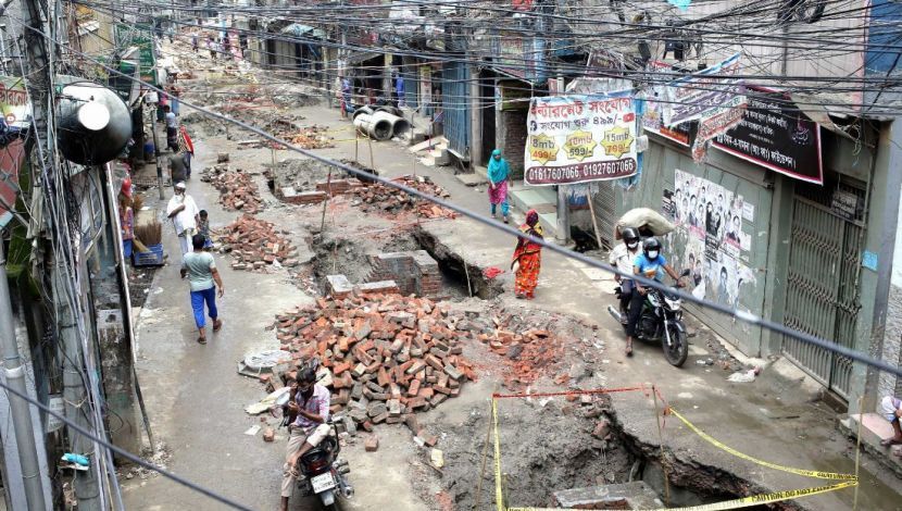 স্বল্প সময়ে কাজ শেষ করার কথা থাকলেও লাগছে দীর্ঘদিন। এতে ভোগান্তিতে রয়েছে এলাকার সাধারণ মানুষজন। আবুল হাসনাত রোড, ঢাকা,  ছবি: ইন্দ্রজিৎ কুমার ঘোষ