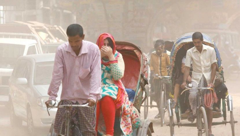 স্বল্প সময়ে কাজ শেষ করার কথা থাকলেও লাগছে দীর্ঘদিন। এতে ভোগান্তিতে রয়েছে এলাকার সাধারণ মানুষজন। আবুল হাসনাত রোড, ঢাকা, ছবি: ইন্দ্রজিৎ কুমার ঘোষ