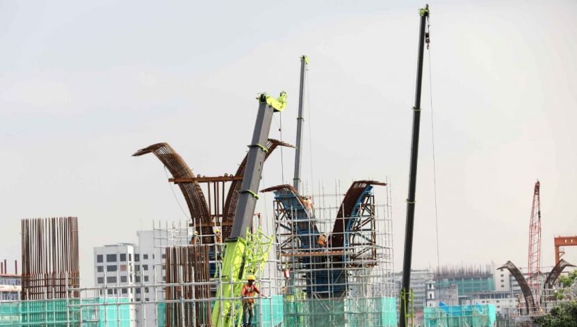 রাজধানীর তেজগাঁও এলাকায় দ্রুত গতিতে চলছে এলিভেটেড রোডের কাজ। তেজগাঁও, ঢাকা,  ছবি: হাসান রাজা