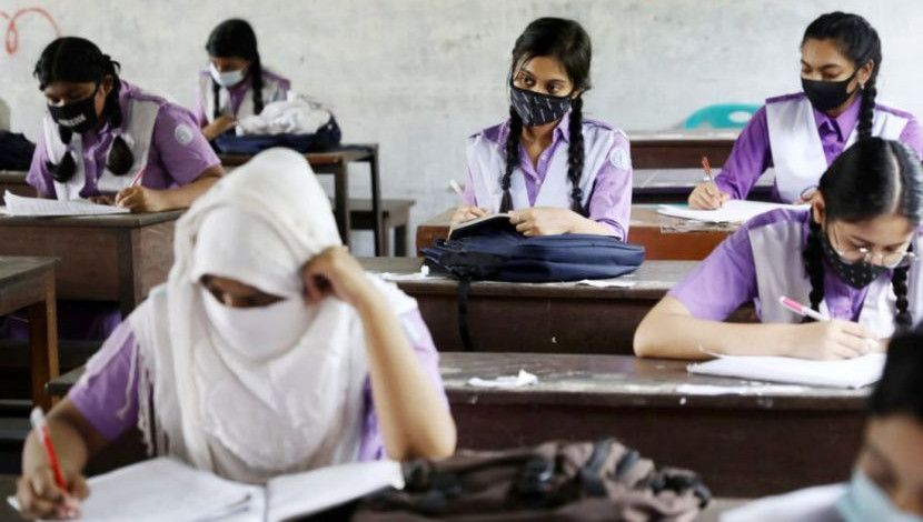 ৫৪৪ দিন পর শ্রেণিকক্ষে ক্লাস করছেন শিক্ষার্থীরা। আজিমপুর গার্লস স্কুল অ্যান্ড কলেজ, ঢাকা,  ছবি: সৈয়দ মাহামুদুর রহমান