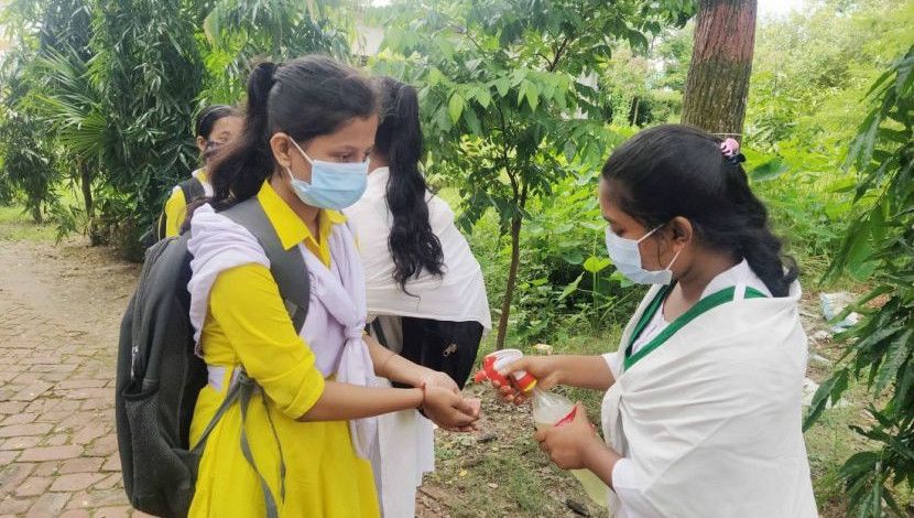 স্বাস্থ্যবিধি মেনে স্কুলে প্রবেশ করছে শিক্ষার্থীরা। আনোয়ারা সরকারি মডেল উচ্চ বিদ্যালয়, আনোয়ারা, চট্টগ্রাম,