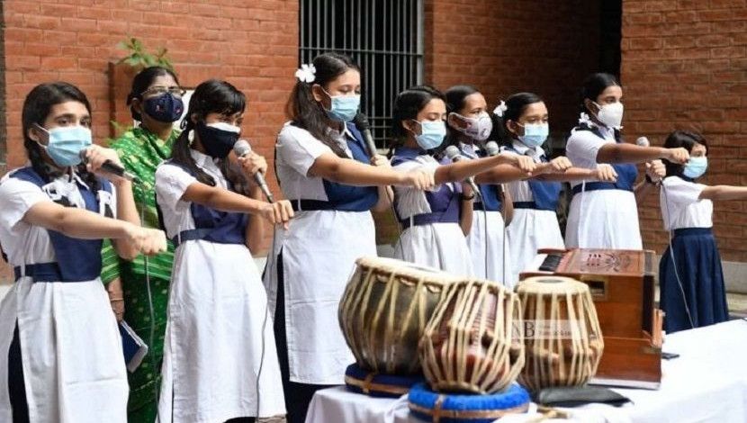 চিরচেনা শপথ পাঠ আর জাতীয় সঙ্গীত দিয়ে শুরু হয় স্কুলের কার্যক্রম। কোনো কোনো স্কুলে স্বাস্থ্যবিধি মেনে শিক্ষার্থীদের অ্যাসেম্বলি করতে দেখা গেছে রোববার। ছবি: পিয়াস বিশ্বাস