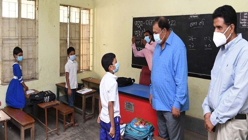 ১২ সেপ্টেম্বর সেগুনবাগিচা আইডিয়াল স্কুল পরিদর্শনকালে এক শিক্ষার্থীর সঙ্গে কথা বলেন প্রাথমিক ও গণশিক্ষা প্রতিমন্ত্রী মো. জাকির হোসেন।