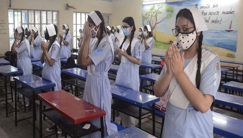 ১২ সেপ্টেম্বর দীর্ঘ দেড় বছর পর খুলেছে শিক্ষাপ্রতিষ্ঠান। প্রথম দিন ক্লাসে শিক্ষার্থীরা।