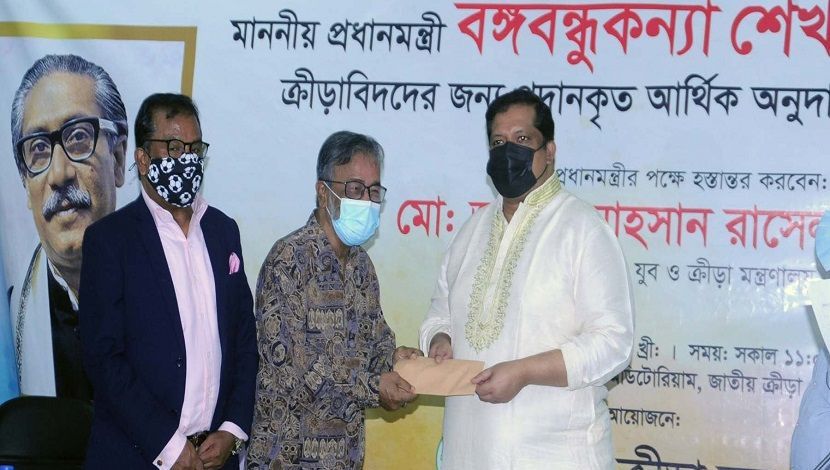 যুব ও ক্রীড়া প্রতিমন্ত্রী জাহিদ আহসান রাসেল ১৫ সেপ্টেম্বর প্রধানমন্ত্রী প্রদত্ত ক্রীড়াবিদদের অনুদানের অর্থ প্রদান করেন।