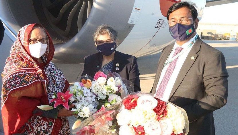 প্রধানমন্ত্রী শেখ হাসিনা জাতিসংঘের সাধারণ পরিষদের ৭৬তম অধিবেশনের অংশ নিতে যুক্তরাষ্ট্রে পৌঁছেছেন ১৯ সেপ্টেম্বর। দেশটিতে দায়িত্বরত রাষ্ট্রদূত এম শহিদুল হক তাকে স্বাগত জানান। ছবি: পিআইডি