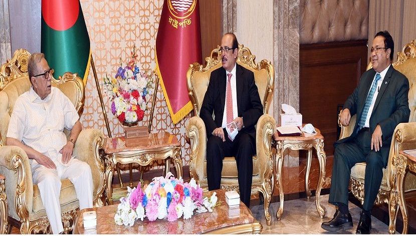 রাষ্ট্রপতি মো. আবদুল হামিদ এর সঙ্গে তার কার্যালয়ে ১৯ সেপ্টেম্বর সাক্ষাৎ করেছেন দুর্নীতি দমন কমিশনের (দুদক) চেয়ারম্যান মোহাম্মদ মুঈনুদ্দীন আব্দুল্লাহ ও কমিশনার মো. জহুরুল হক। ছবি: পিআইডি