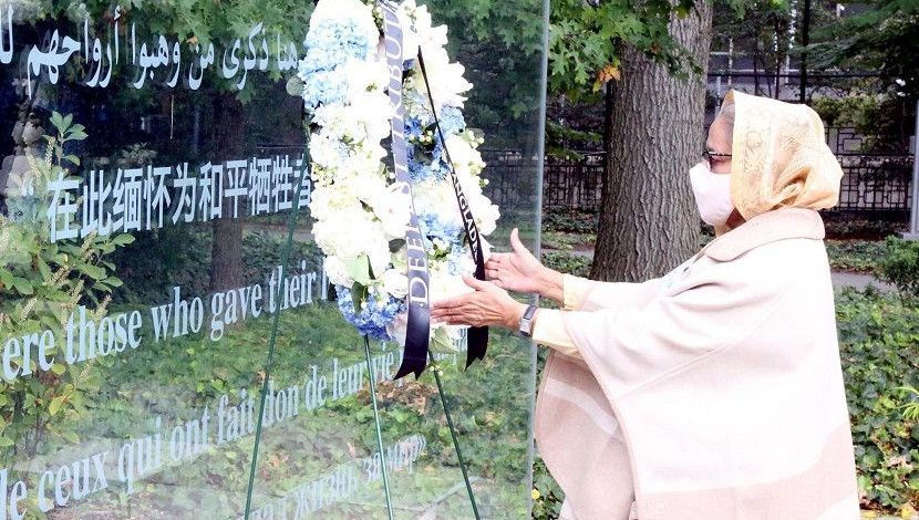 প্রধানমন্ত্রী শেখ হাসিনা নিউইয়র্কে জাতিসংঘে (২০ সেপ্টেম্বর) পিচ মেমোরিয়ালে ফুল দিয়ে শ্রদ্ধা নিবেদন করেন।