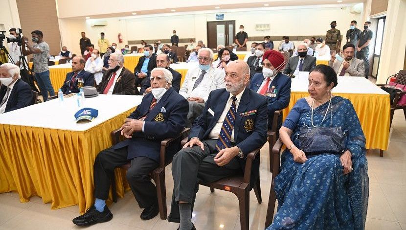 মারাঠী ভাষায় জাতির জনক বঙ্গবন্ধু শেখ মুজিবুর রহমানের অসমাপ্ত আত্মজীবনী বইয়ের মোড়ক উন্মোচন অনুষ্ঠানের দ্বিতীয়াংশে বাংলাদেশের স্বাধীনতা যুদ্ধে অংশগ্রহণকারী ভারতীয় সশস্ত্র বাহিনীর প্রক্তন সদস্য (ওয়ার ভেটেরান)-দের ক্রেস্ট প্রদান এবং মহারাষ্ট্রের ঐতিহ্যবাহী শাল প্রদানের মাধ্যমে সংবর্ধনা  প্রদান করা হয়।