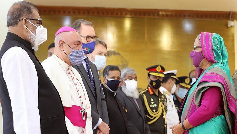 প্রধানমন্ত্রী শেখ হাসিনা ‘জলবায়ু পরিবর্তন শীর্ষ সম্মেলন কপ-২৬’ সহ তিনটি দেশে সরকারি সফরে (৩১ অক্টোবর) ঢাকা ত্যাগ করেছেন। এ সময় বিমানবন্দরে তাকে বিদায় জানান মুক্তিযুদ্ধ বিষয়ক মন্ত্রী আ ক ম মোজাম্মেল হক, বেসামরিক বিমান ও পর্যটন প্রতিমন্ত্রী মো. মাহবুব আলী, মন্ত্রিপরিষদ সচিব খন্দকার আনোয়ারুল ইসলাম, তিন বাহিনীর প্রদান ও ঢাকায় অবস্থানরত কূটনৈতিক মিশনের ব্যক্তিবর্গ।