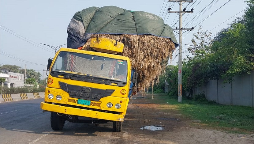 অতিরিক্ত বোঝায় হেলে পড়েছে ট্রাক