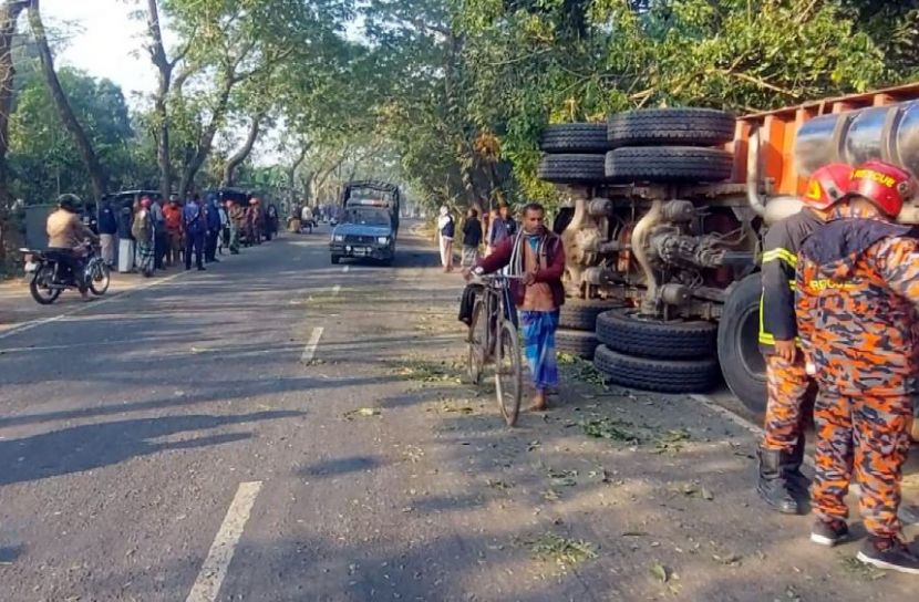 স্কুলে যাওয়ার পথে ট্রাকচাপায় দুই শিক্ষার্থীসহ তিনজনের মর্মান্তিক মৃত্যু