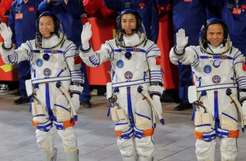 চীনে নভোচারীর সঙ্গে মহাকাশে পাঠানো হলো ৪টি কালো ইঁদুর