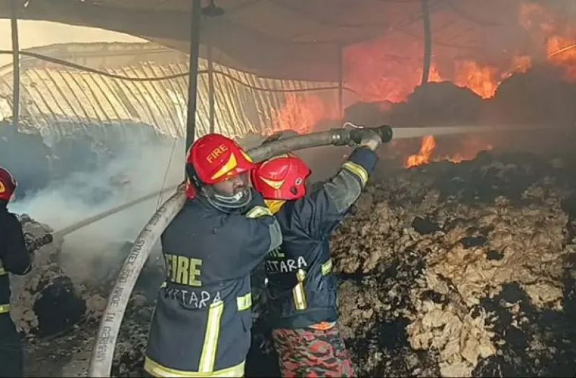 গাজীপুরে তুলার গুদিতে আগুন, ফায়ার সার্ভিসের ৭ ইউনিট উদ্ধার কাজে
