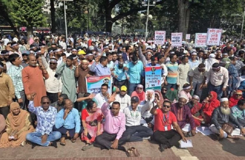 দুই উপদেষ্টার পদত্যাগ দাবিতে শহীদ মিনারে অবস্থান শিক্ষক সমাজের