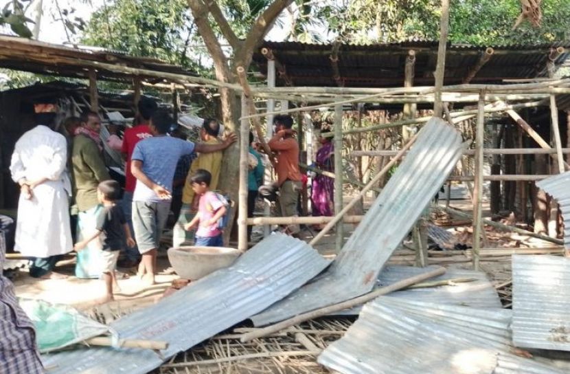 ফুলবাড়ীর পল্লীতে এক অসহায় পরিবারের বাড়ি ভাংচুর ও লুটপাট