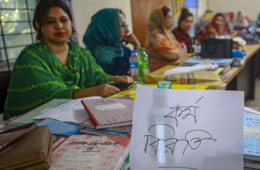 তিন দফা দাবিতে প্রাথমিক সহকারী শিক্ষকদের ৩ দিনের কর্মবিরতি শুরু