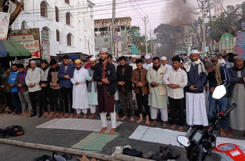 ওসমান হাদি গুলিবিদ্ধের প্রতিবাদে সড়ক অবরোধ, নামাজ আদায়