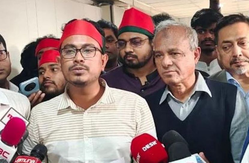 স্বরাষ্ট্র উপদেষ্টার সঙ্গে দাঁড়িয়ে তাঁর পদত্যাগ চাইলেন সাদিক কায়েম