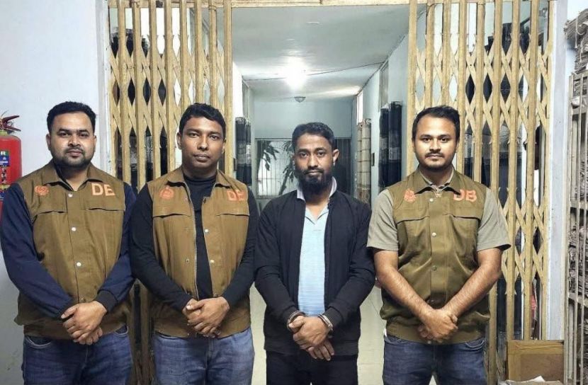 লক্ষ্মীপুর নির্বাচন অফিসে আগুন দেওয়া যুবক গ্রেপ্তার