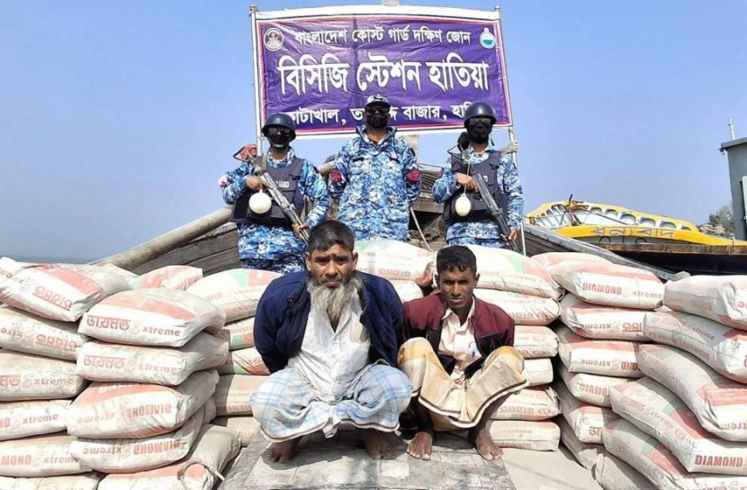 মায়ানমারে পাচারকালে সিমেন্টসহ ২ পাচারকারী আটক