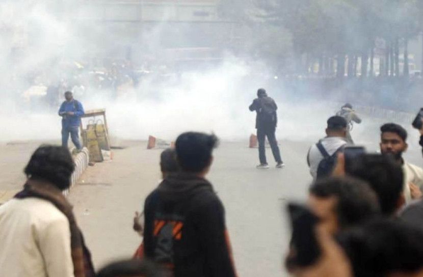 কারওয়ান বাজারে মোবাইল ব্যবসায়ী–পুলিশের সংঘর্ষ