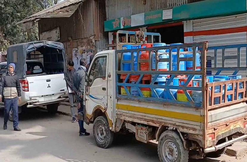 ঝালকাঠিতে এলপিজি গ্যাসের দাম নিয়ন্ত্রণে ভ্রাম্যমাণ আদালতের অভিযান