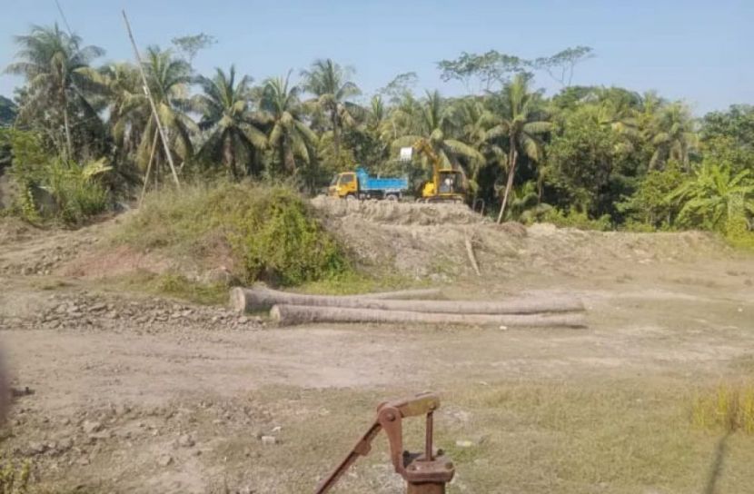 ফেনীর দাগনভূঞায় ইটভাটার মাটি লুট, মালিকদের প্রাণনাশের হুমকি