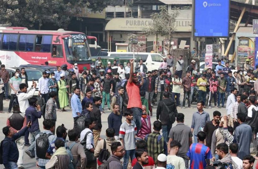 ‘রাষ্ট্র তোমার সময় শেষ, জারি করো অধ্যাদেশ’ স্লোগানে ৭ কলেজের শিক্ষার্থীরা