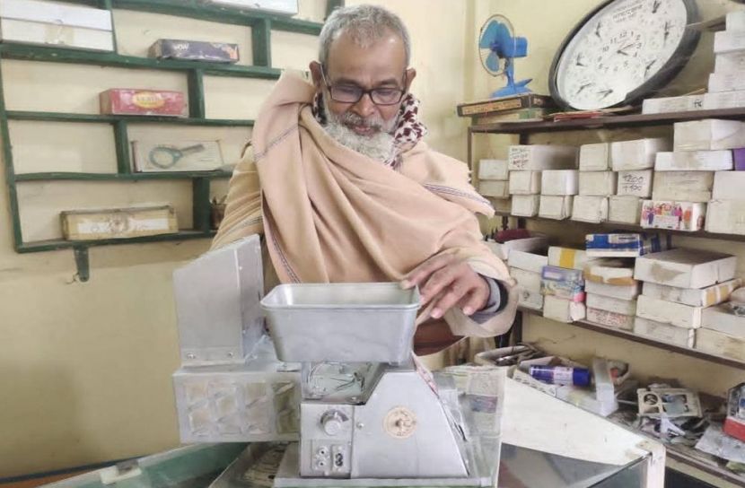 চশমার গ্লাসকাটা ও ফিনিশিং মেশিন তৈরি করে অনন্য নজির গড়লেন মজিবর