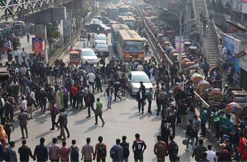 ফের সড়ক অবরোধ করেছে সাত কলেজের শিক্ষার্থীরা, ভোগান্তিতে নগরবাসী