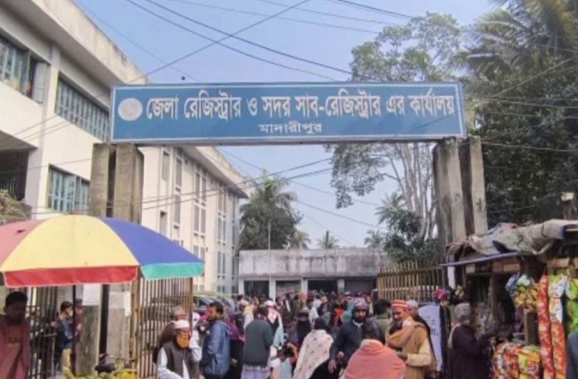 সাব-রেজিস্ট্রার কার্যালয়ে দলিল করতে আসা নারীর টাকা ছিনতাই