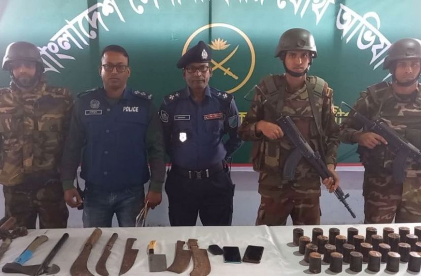 মাদারীপুরে কিছু দেশিয় অস্ত্র উদ্ধার করেছে সেনাবাহিনী