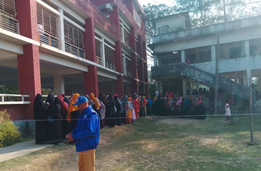 কঠোর নিরাপত্তায় সুষ্ঠু ও শান্তিপূর্ণ ভোটগ্রহণ চলছে