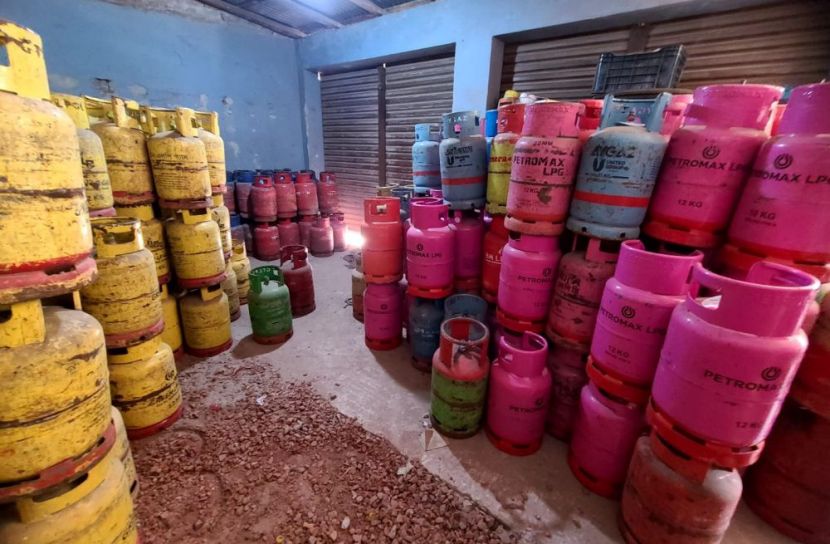 সাজানো  সংকট দেখিয়ে বাড়তি দামে বিক্রি হচ্ছে গ্যাস সিলিন্ডার