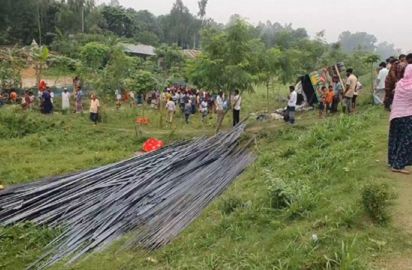 টাঙ্গাইলে ট্রাক উল্টে নিহত ১৫ জনের মরদেহ পরিবারের কাছে হস্তান্তর