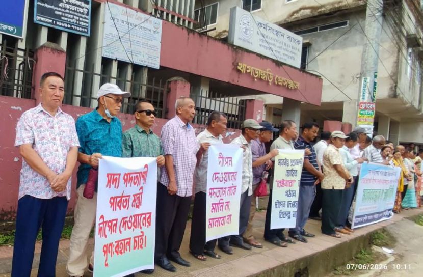 খাগড়াছড়িতে পার্বত্য মন্ত্রী পদে পুনর্বহালের দাবীতে মানববন্ধন 