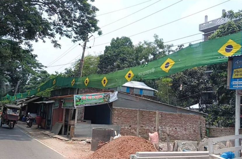 বিশ্বকাপে মাদারীপুরে ব্রাজিলের  ৮০০ হাত পতাকায়  এক গ্রাম