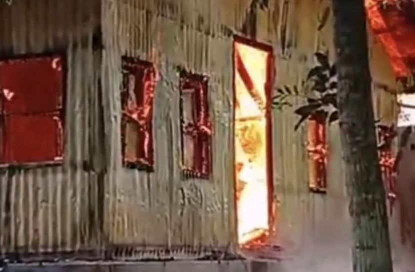 কালকিনিতে অগ্নিকাণ্ড: মুহূর্তেই পুড়ে গেল সব