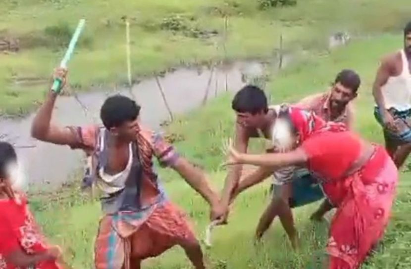 নোয়াখালীতে প্রকাশ্যে নারীকে পেটালেন যুবদল নেতা, ভিডিও ভাইরাল