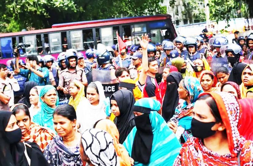 নাসা গ্রুপের শ্রমিকরা যাচ্ছে শ্রম ভবনের দিকে