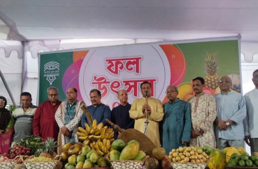 ৪২ ধরনের দেশি ফলের প্রদর্শনীতে উৎসবমুখর জাতীয় প্রেস ক্লাব প্রাঙ্গণ
