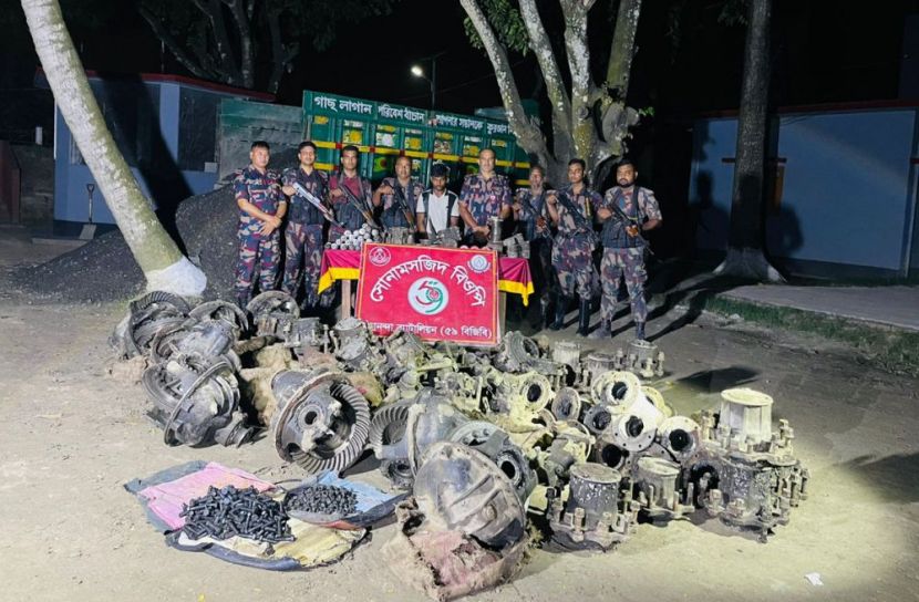 চাঁপাইনবাবগঞ্জে ট্রাকভর্তি ভারতীয় যন্ত্রাংশ জব্দ, আটক ১