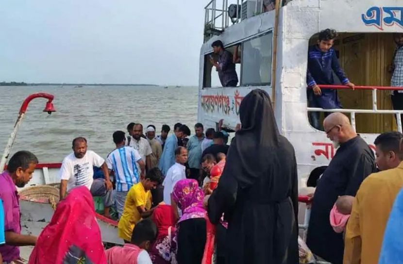  ৯৯৯-এ ফোন লঞ্চ থেকে ৮০ যাত্রী উদ্ধার  